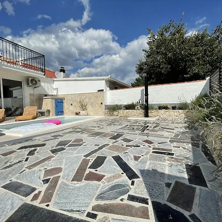 Cherry With Pool Holiday home Vrsine