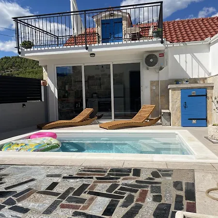 Cherry With Pool Holiday home